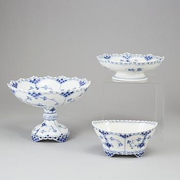 ROYAL COPENHAGEN, servisdelar, 7 stycken, porslin. "Musselmalet", Danmark.