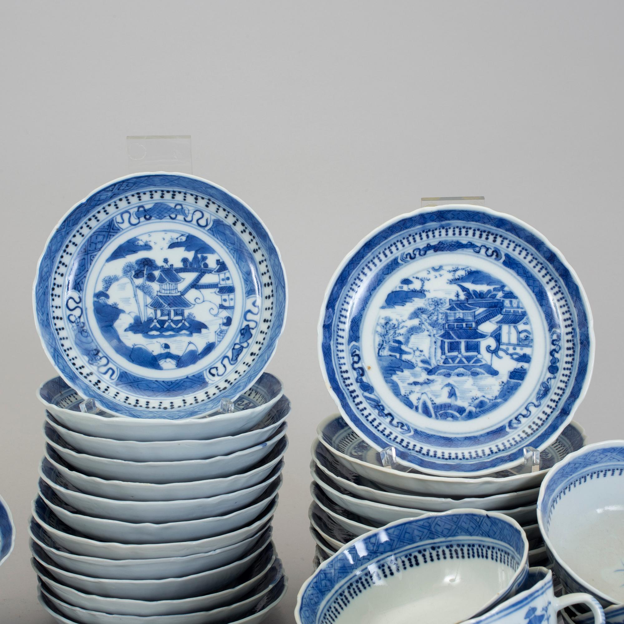 Two sets of ten blue and white tea cups with saucers, late Qing dynasty (1644-1912).