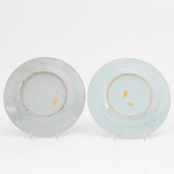 Tallrikar, sex stycken, porslin, Kina, Qingdynastin (Qianlong 1736-95) samt skålfat, Kina, 1800-tal.