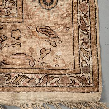 A rug, a semi-antique Kayseri, ca 180-182,5 x 121,5-125,5 cm (as well as the ends with 2 and 3 cm flat weave).