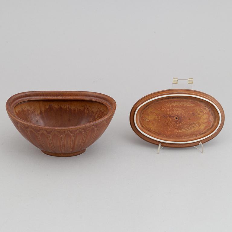 Gunnar Nylund, a set of two stoneware lidded bowls and a bowl, Rörstrand 1940's.