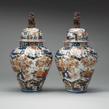 A pair of  imari vases with covers, Samson, 1800-tal.