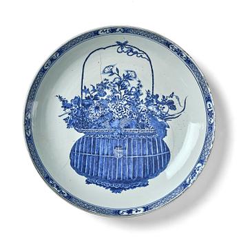 1157A. A massive blue and white charger, Qing dynasty, early Kangxi (1662-1722) with a Yu Tang Jia Qi mark.