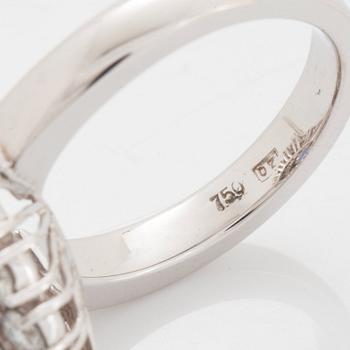 Ring 18K vitguld med en oval fasettslipad safir och runda briljantslipade diamanter.