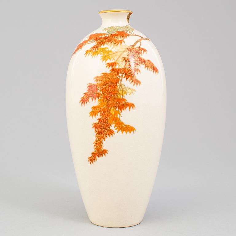 A Japanese satsuma vase, Meiji period (1868-1912).