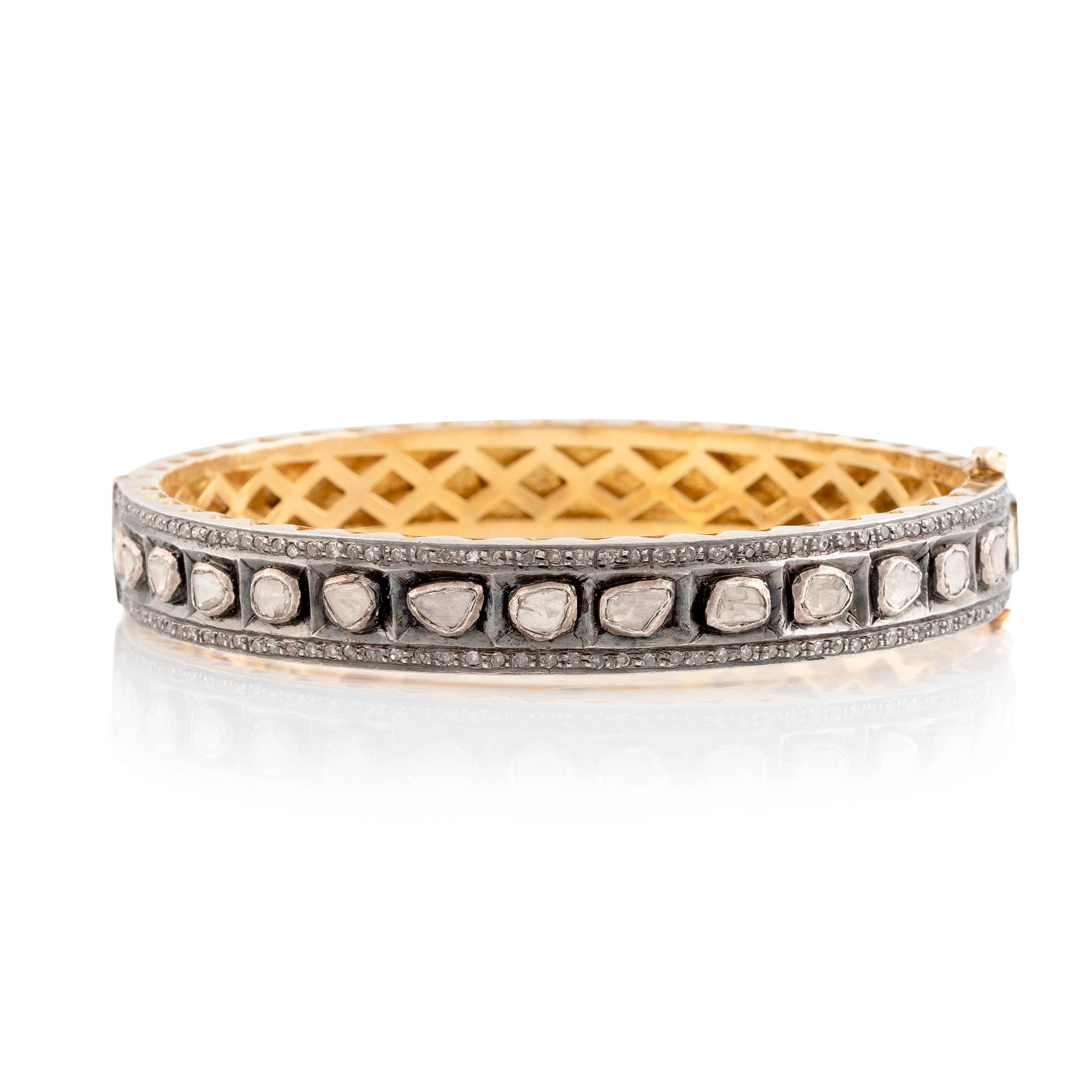 Armring med fasettslipade diamanter.