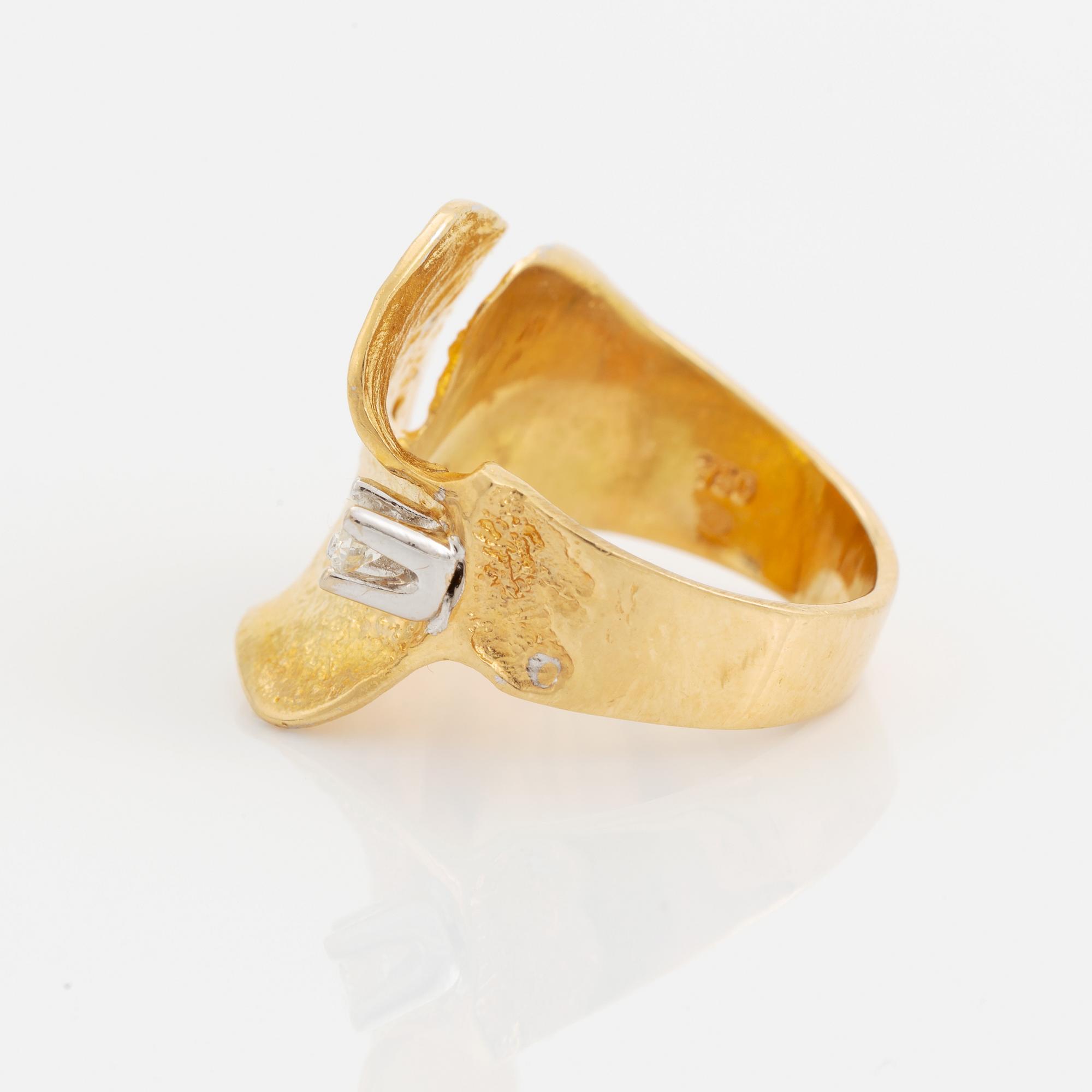 An 18K gold Ole Lynggaard ring set with a round brilliant-cut diamond.