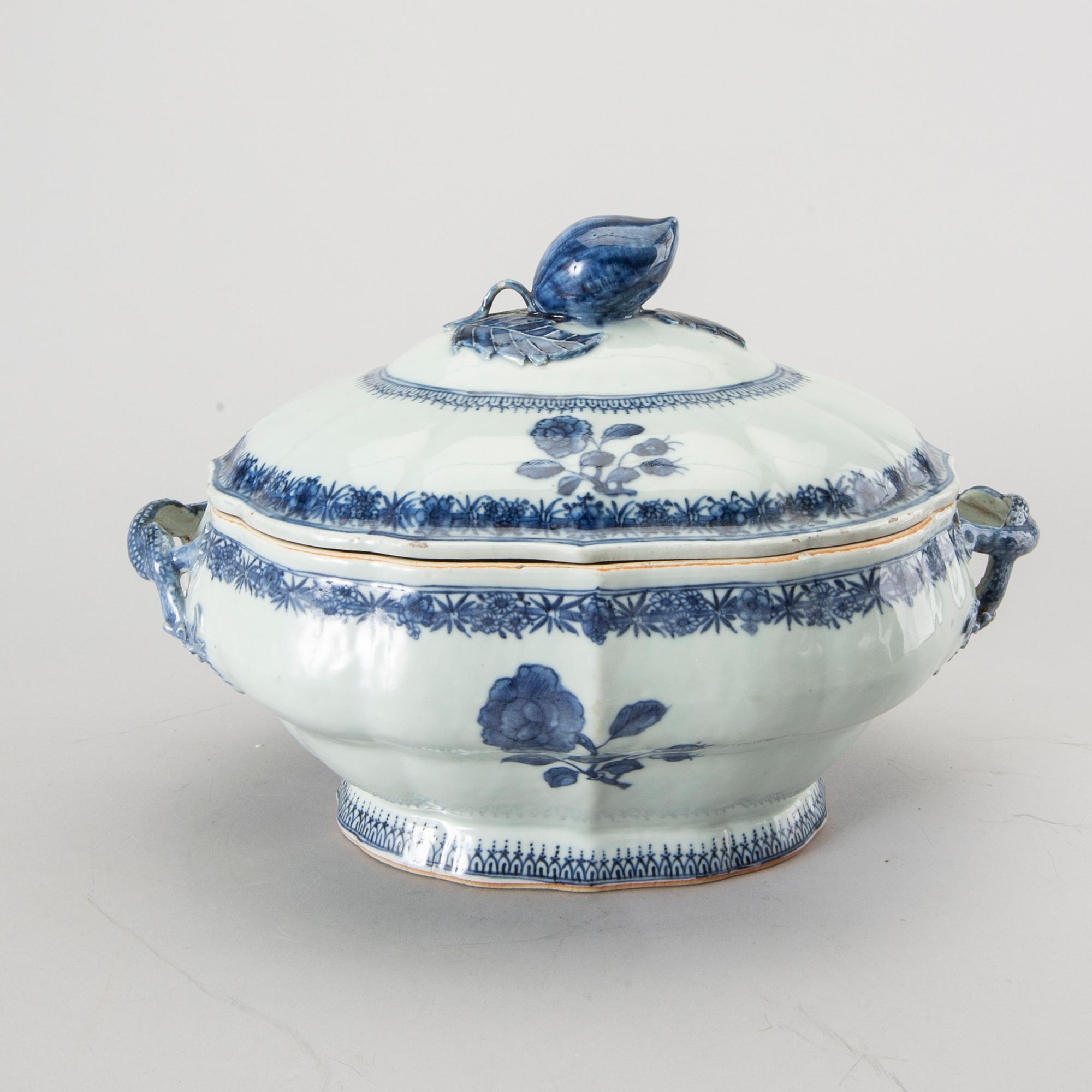 TERRIN med LOCK och FAT, porslin, Kina, omkring 1800.