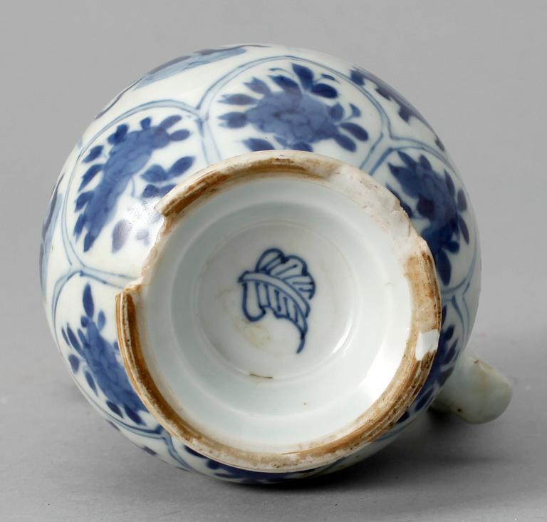 A blue and white jug, Qing dynasty, Kangxi (1662-1722).