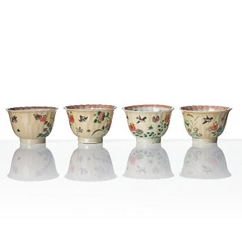 Koppar med fat, fyra stycken, porslin. Qingdynastin, Kangxi (1662-1722).