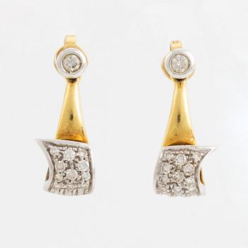 18K gold, brilliant- and eight cut diamond earrings.