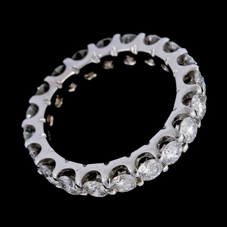 A brilliant cut diamond eternity ring, tot. app. 2 cts.