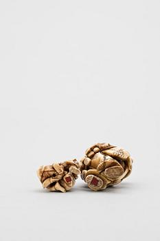 NETSUKE, 2 st, ben, Japan, sannolikt Meiji (1867-1911).