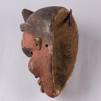 MASK, bemålat trä, Afrika, 1900-talets slut.