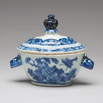 SMÖRTERRIN med LOCK och FAT, kompaniporslin. Qingdynastin, Qianlong (1736-95).