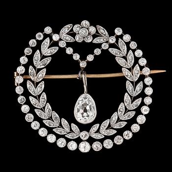 1236. An antique cut drop shaped diamond brooch, app. 0.75 cts and rose cut diamonds, c. 1915.