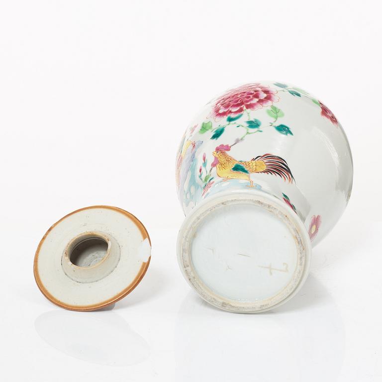Vas med lock, porslin. Qingdynastin.
