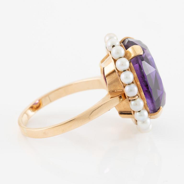 Ring, Evert Lindberg, 18K guld med en stor fasettslipad ametist och odlade pärlor.