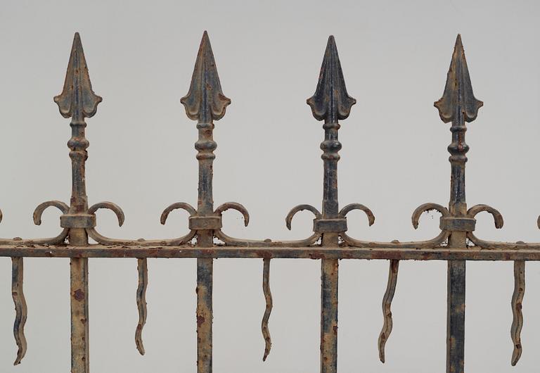 STAKET SAMT GRINDAR, ett par, gjutjärn, 1900-talets första hälft.