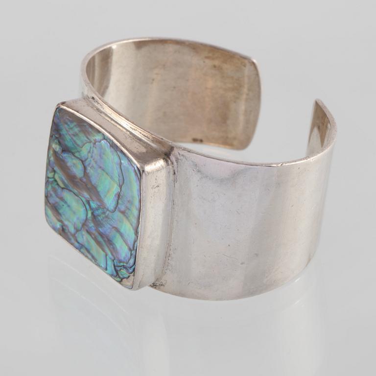ARMRING, sterlingsilver med pauasnäcka, Palle Bisgaard, Kirke Huyllinge, Danmark. Vikt 74,7 gram.