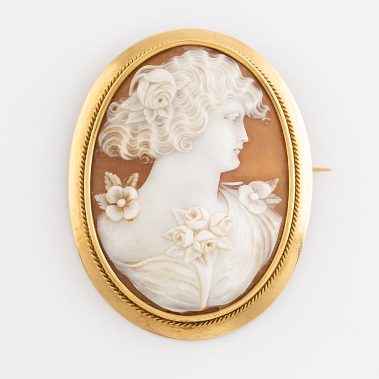 Two brooches, 18K gold with carved shell cameo.