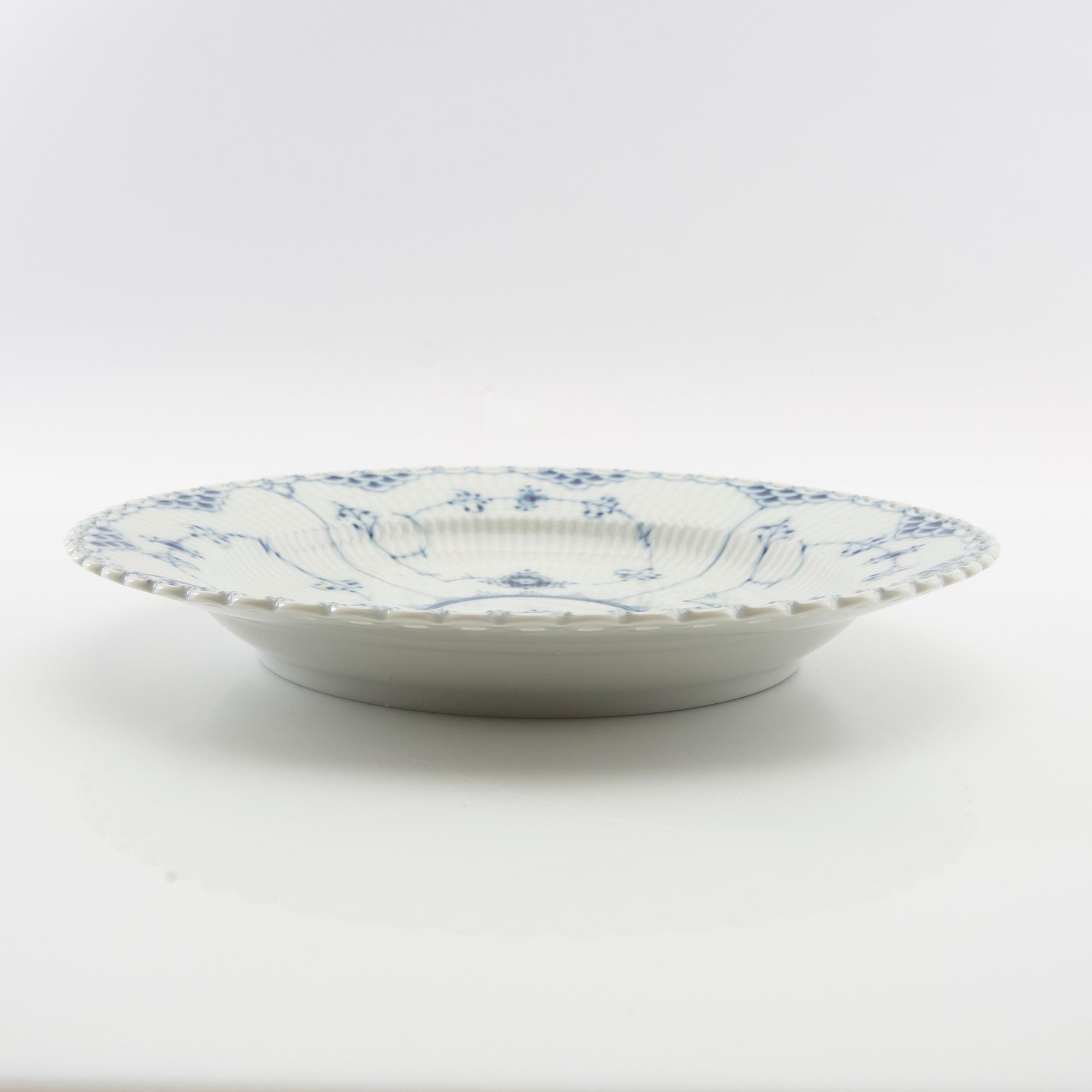 Service "Musselmalet" 13 dl Royal Copenhagen Denmark porcelain.
