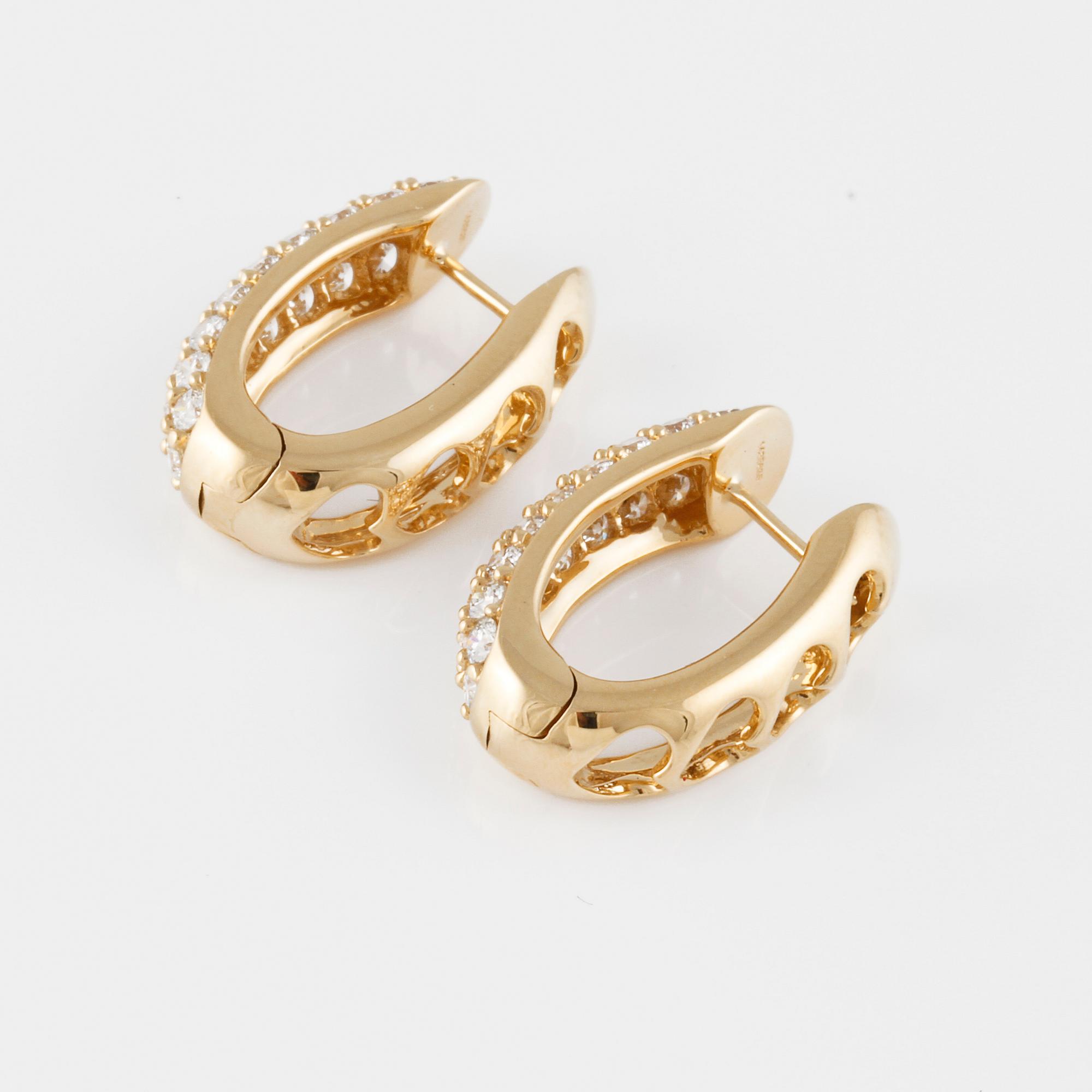 ÖRHÄNGEN, 18K guld med 56 briljantslipade diamanter 1.41 ct. Vikt 6,7 gram.