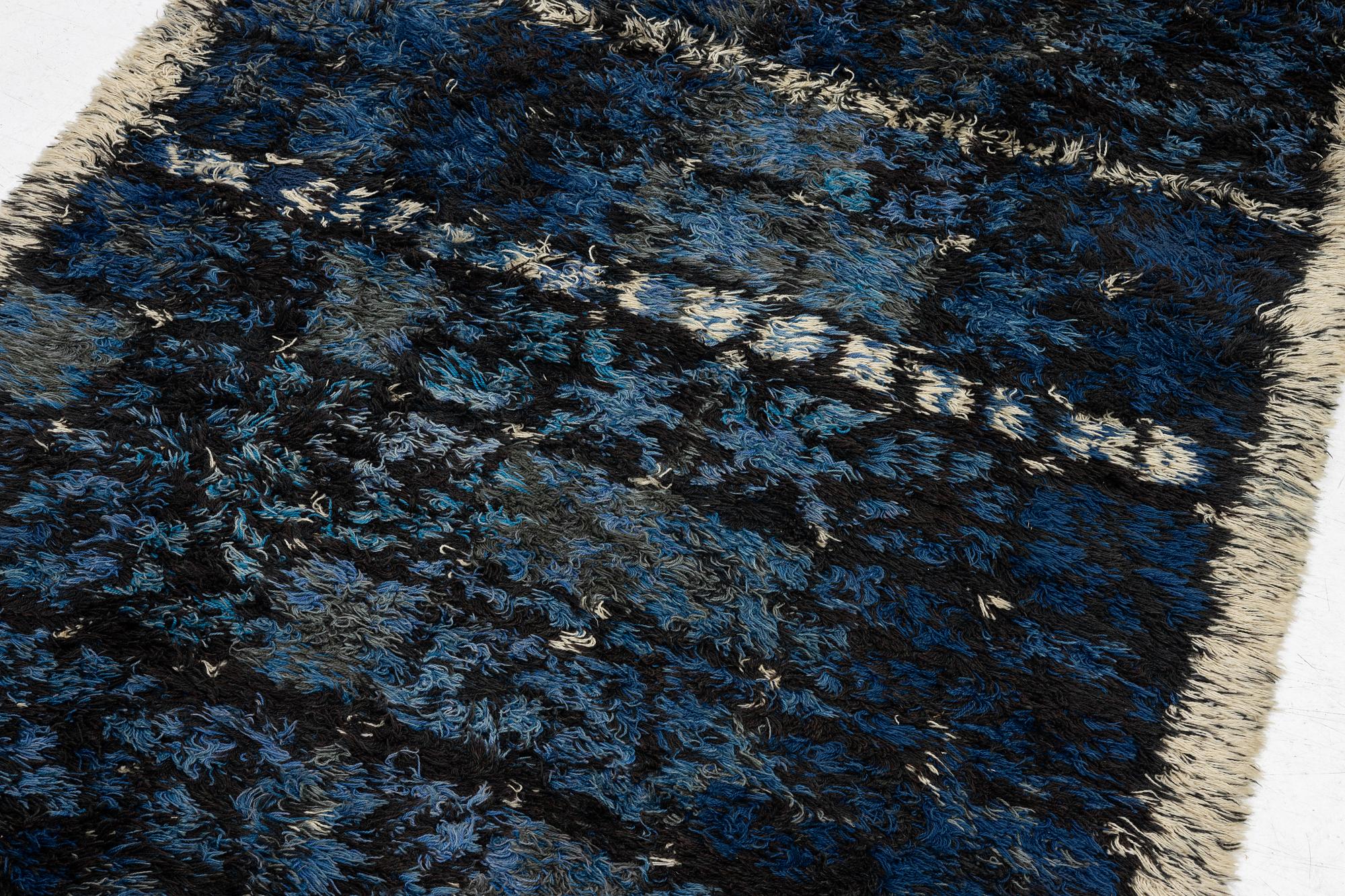 Viola Gråsten, rug, "Skogstjärn", approx. 240 x 155 cm.