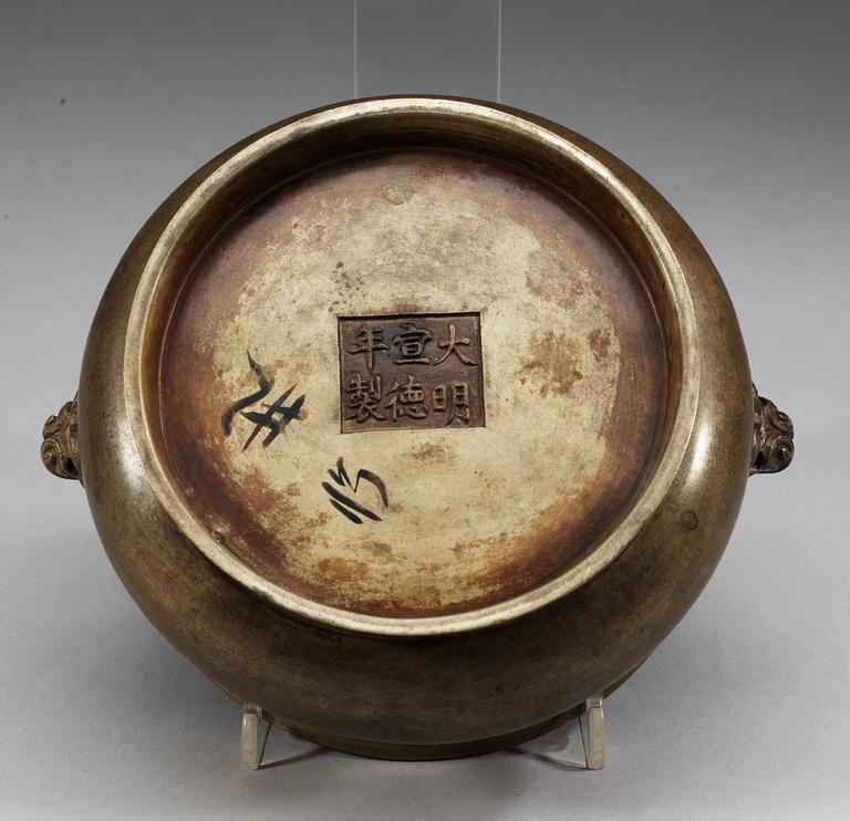 A bronce censer, Qing dynasty with Xuandes mark.