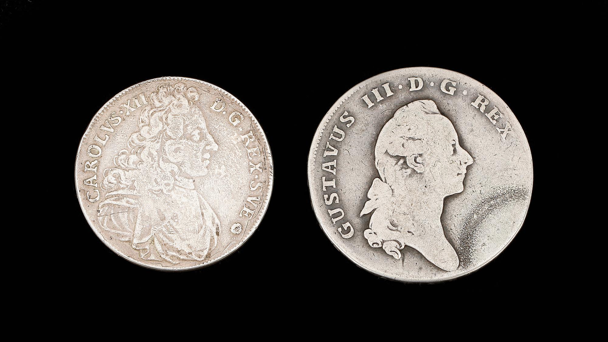 MYNT, 2 st, silver, 4 Mark resp 1 Riksdaler Silvermynt, 1700 resp 1776. Totalvikt ca 45 gram.
