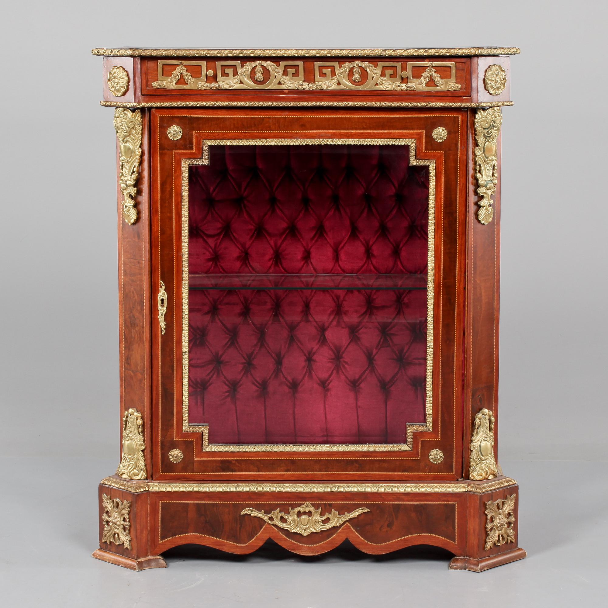 VITRINSKÅP, Louis XVI-stil, 1900-talets första hälft.