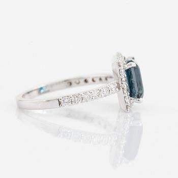 Ring med blå topas och briljantslipade diamanter.