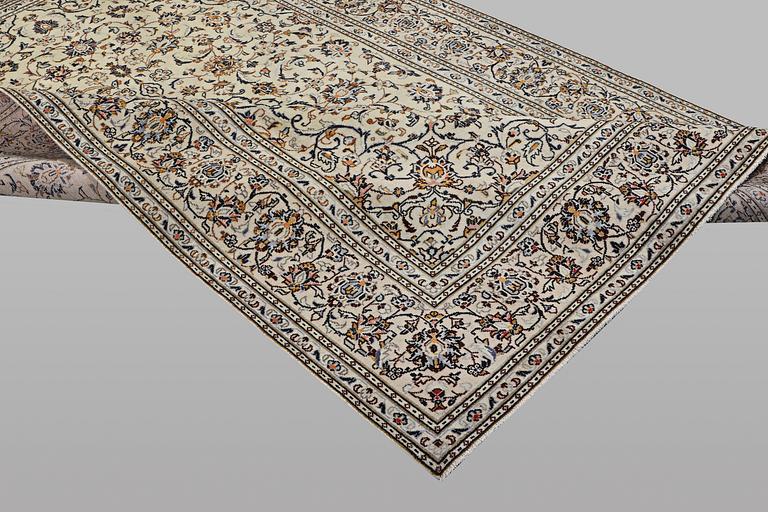 A carpet, Kashan, ca 298 x 199 cm.