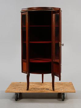 HÖRNVITRINSKÅP, 1900-talets andra hälft.