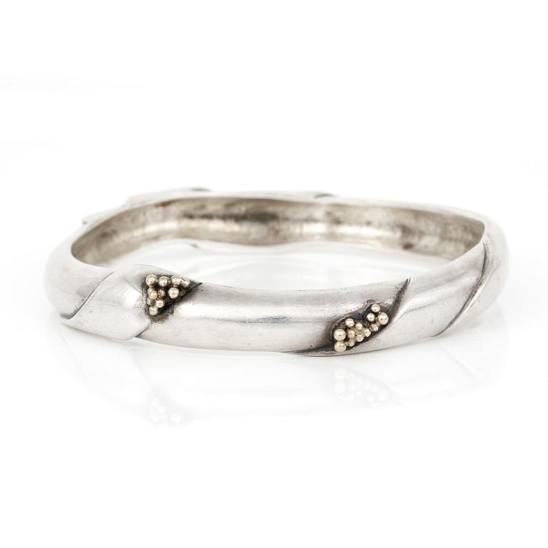 ARMRING, sterlingsilver och guld, Ole Kortzau för Georg Jensen, Danmark, efter 1945. Total vikt ca 57 g.