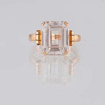 RING, 18K guld med fasettslipad bergkristall, G Falkengren, Lidköping, 1950. Vikt 5,2 gram.