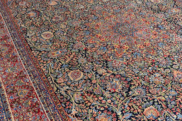 A CARPET Kerman, ca 500 x 356 cm.