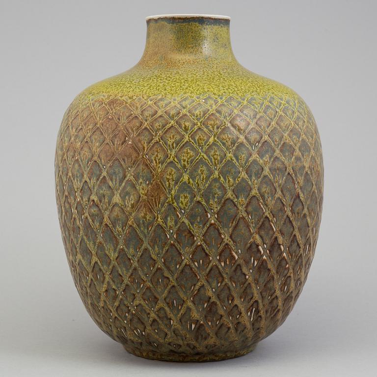 A Gerd Bogelund glazed ceramic vase for Royal Copenhagen
Denmark, 1960´s.