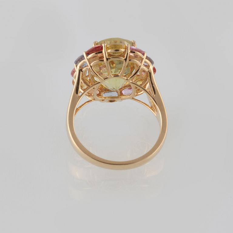 RING, 18K guld med fasettslipad gul topas ca 7.02 ct samt olikfärgade safirer ca 2.95 ct. Vikt 6,6 gram.