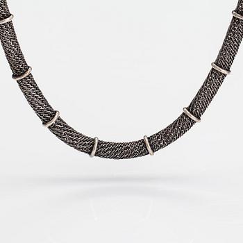 Saara Hopea, Halsband, silver. Ossian Hopea, Borgå 1980.