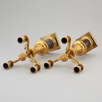 KANDELABRAR, ett par, förgylld brons och marmor, 1800-talets första hälft.