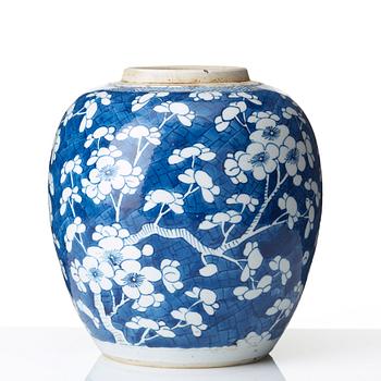 A blue and white jar, Qing  dynasty, Kangxi (1662-1722).