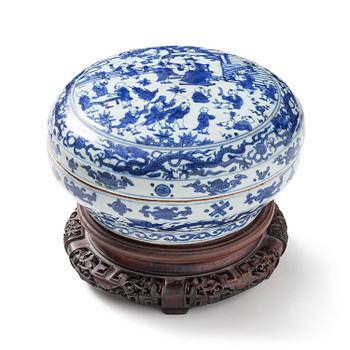 936. A blue and white '100 boys' circular box with cover, Ming dynasty, Wanli mark and of the period (1573-1619).