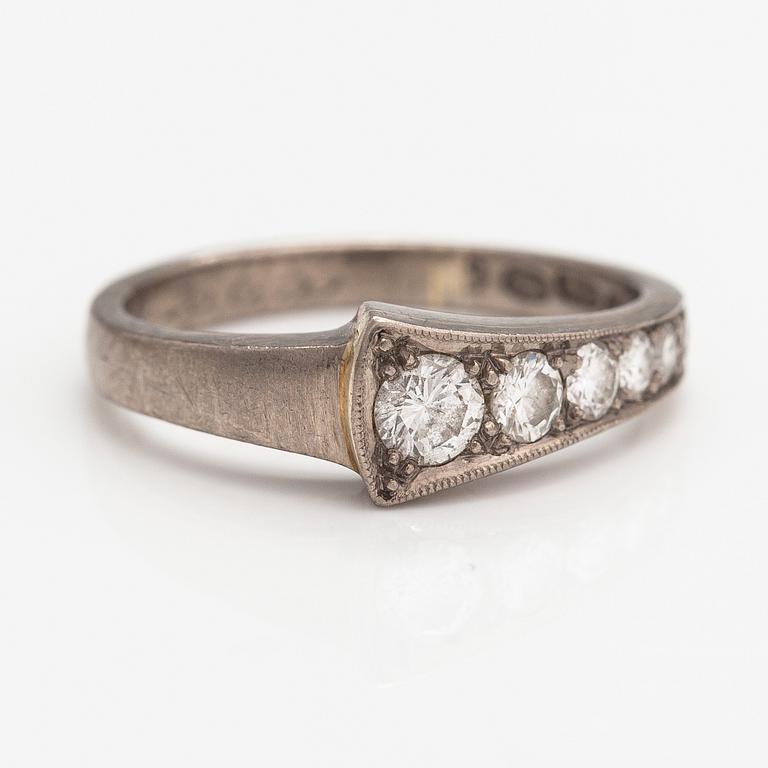 Ring, 18K vitguld, diamanter ca. 0.35 ct tot. Oskar Lindroos, Helsingfors 1941.