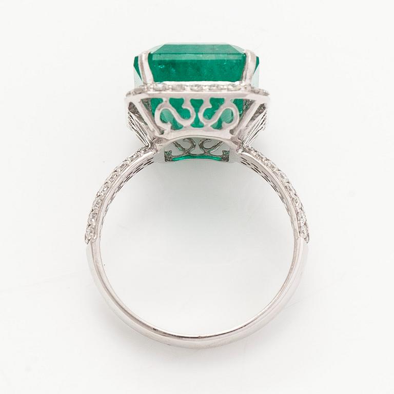 A 14K white gold ring, with an emerald ca. 8.97 ct and diamonds. With IGI-certificate.