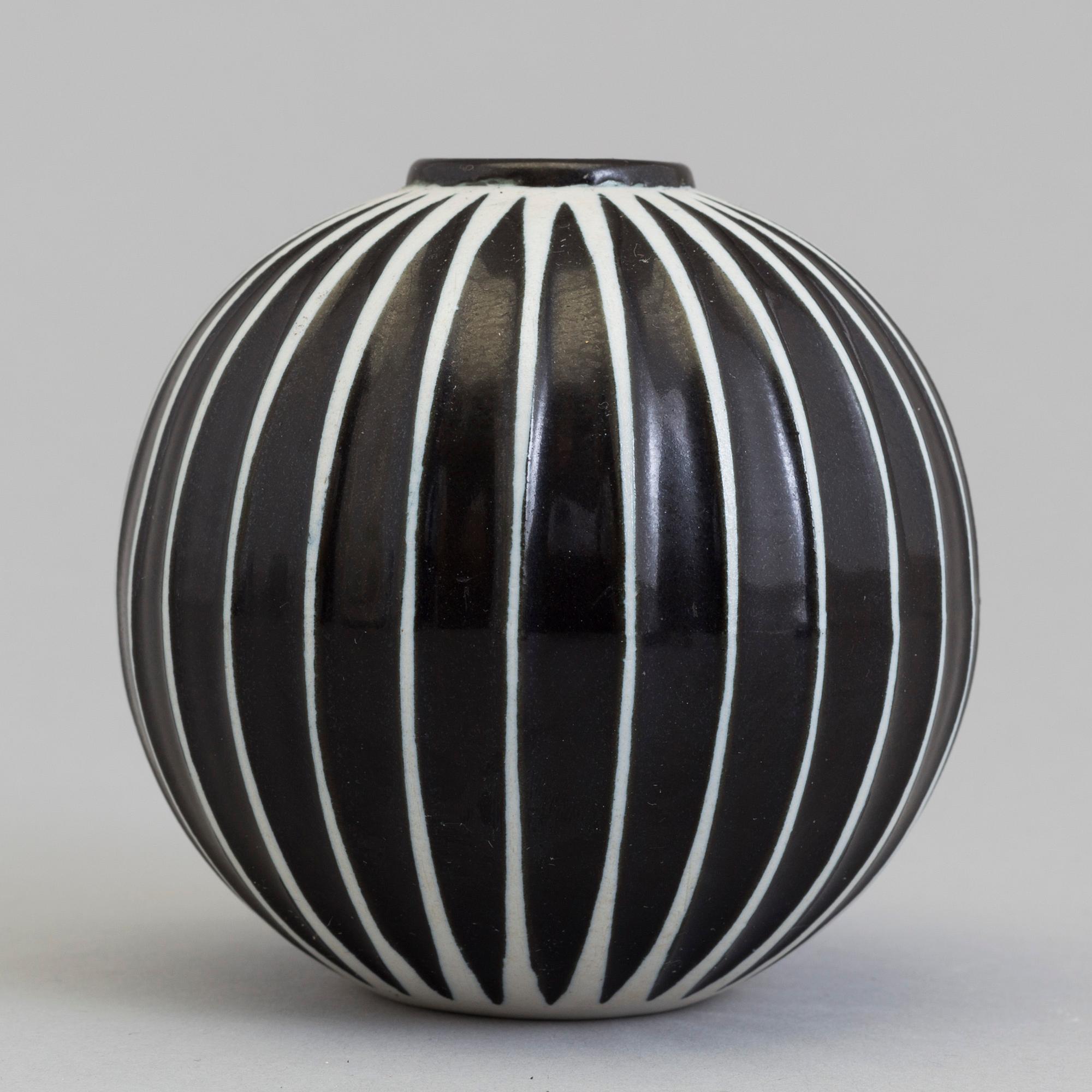 A Stig Lindberg earthenware 'Domino' vase, for Gustabsnerg. 1955-1969.