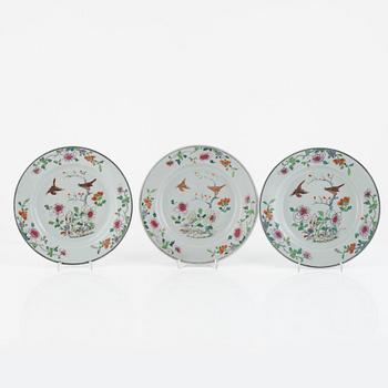 A set of three Chinese famille rose plates, Qing dynasti, Qianlong (1736-95).