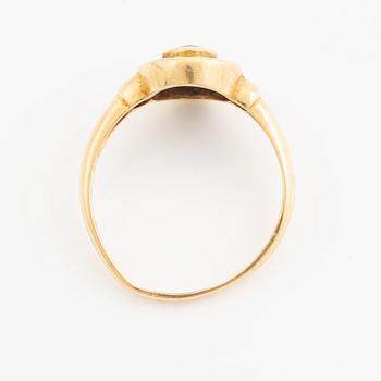 Ring, 18K guld med rubin och briljantslipade diamanter.