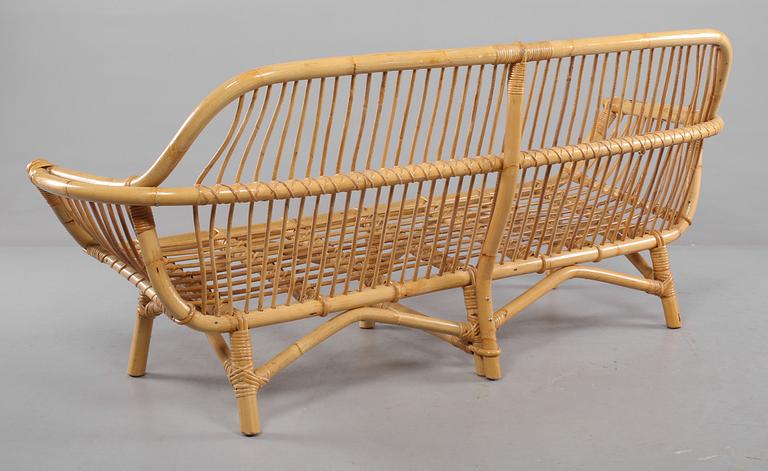 KORGMÖBELGRUPP, 3 delar, 1900-talets andra hälft.