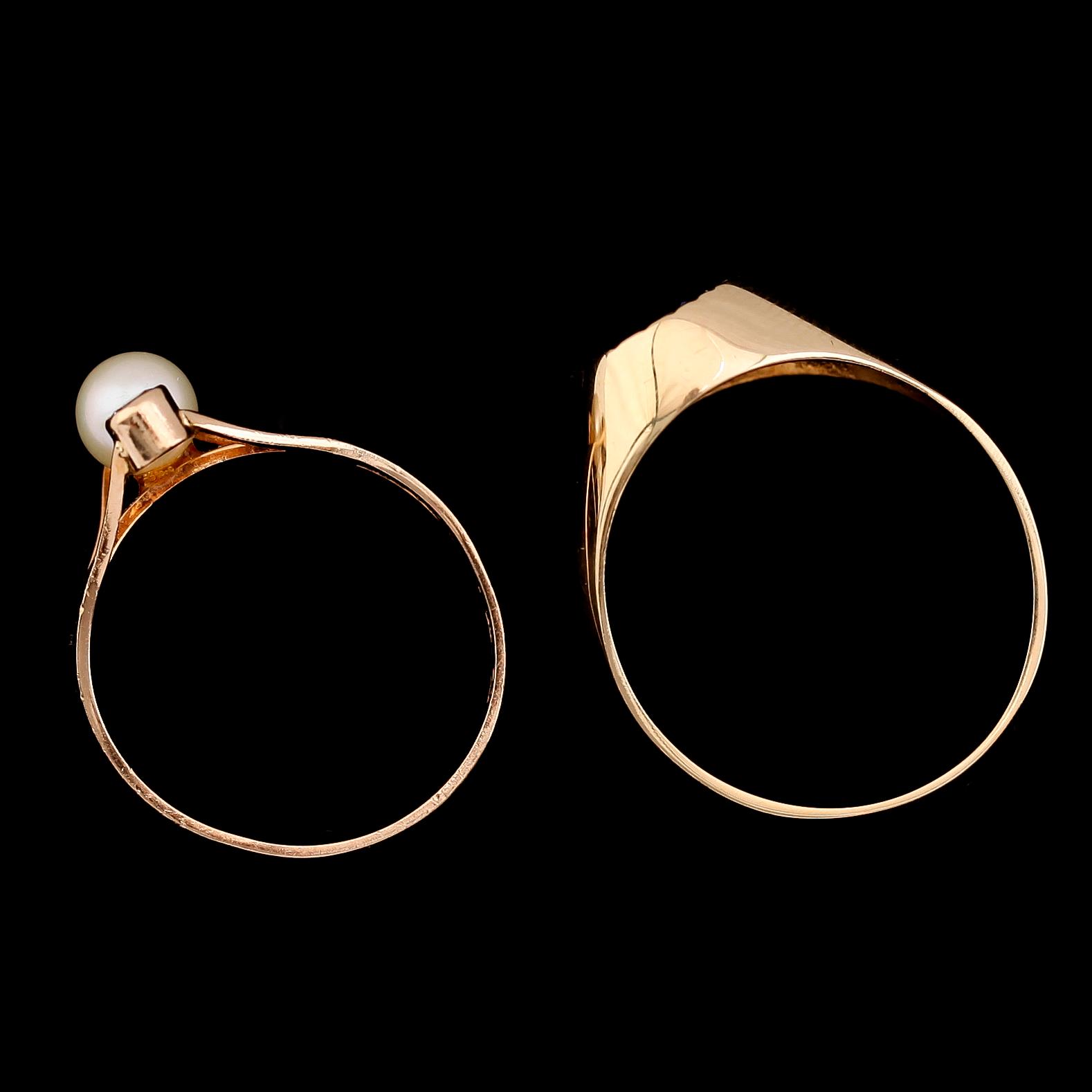 RINGAR, 2 st, 18 k guld, 1900-talets andra hälft. Total vikt ca 5 g.